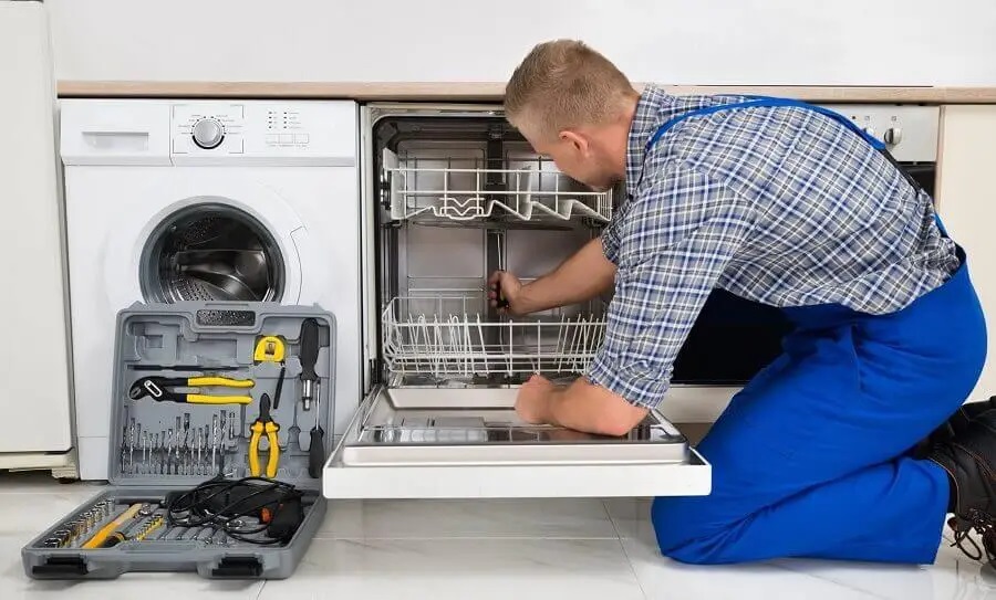 Çilimli Daikin servisi teknisyen ekibi beyaz eşya tamiri yaparken